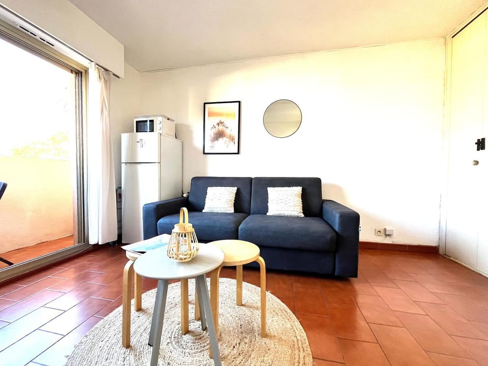 Bed, Living room