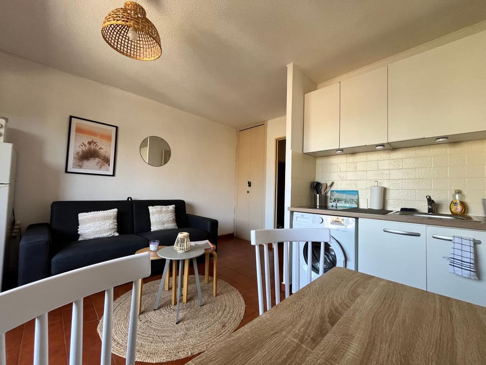 Kitchen or kitchenette, Dining area, Bedroom
