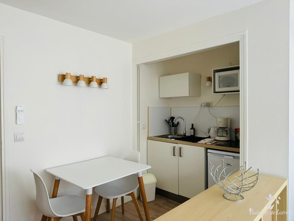 Coffee/tea facilities, Kitchen or kitchenette, Dining area, stove, toaster
