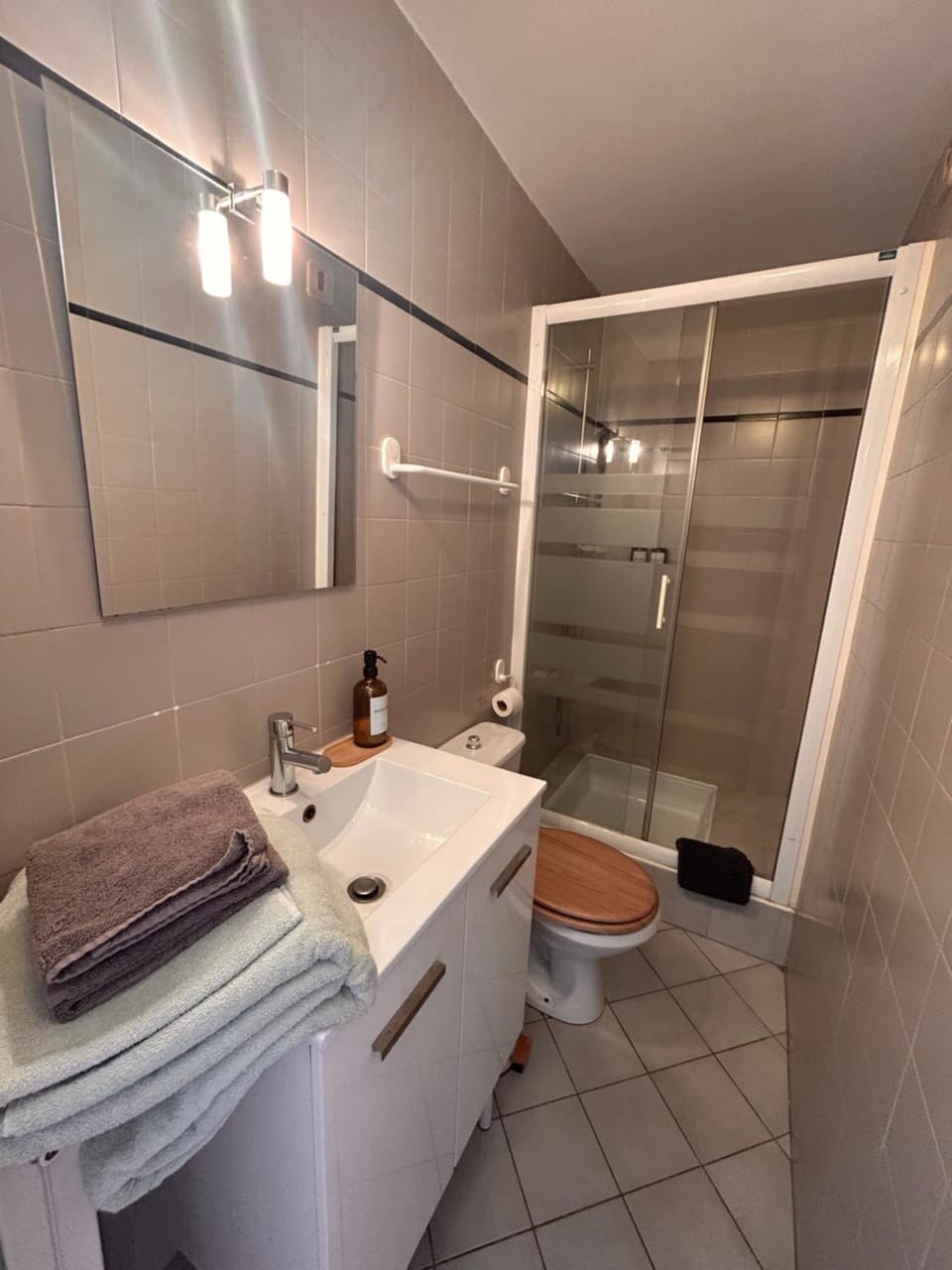 Shower, Toilet, Bathroom, towels