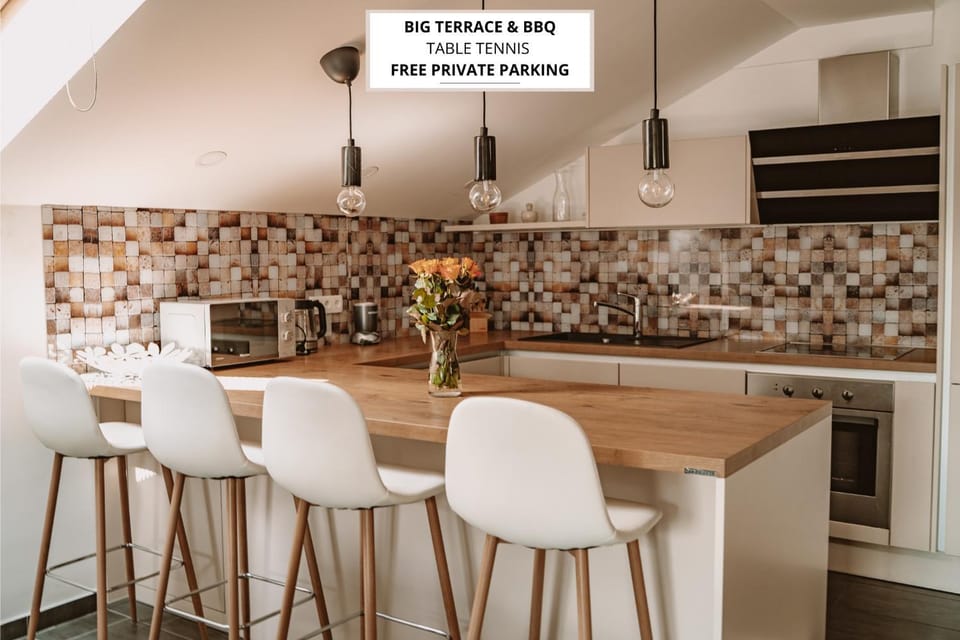 Kitchen or kitchenette, Seating area, Dining area, oven, pet friendly, stove