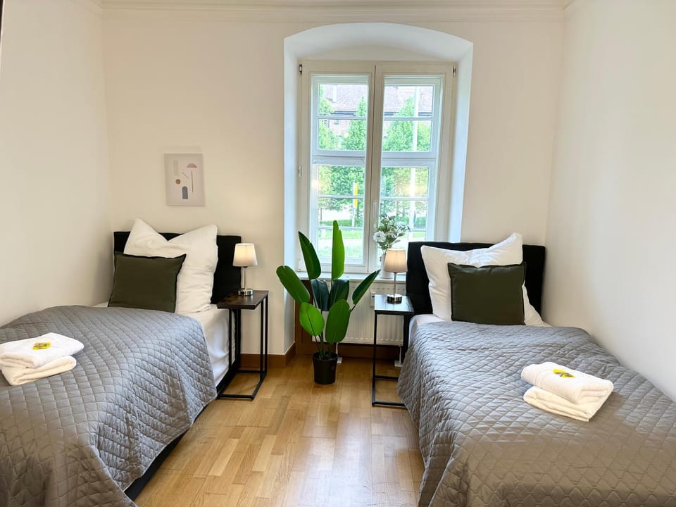 Bed, Living room, Photo of the whole room, towels