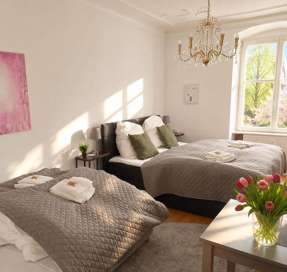 Bed, Bedroom, towels