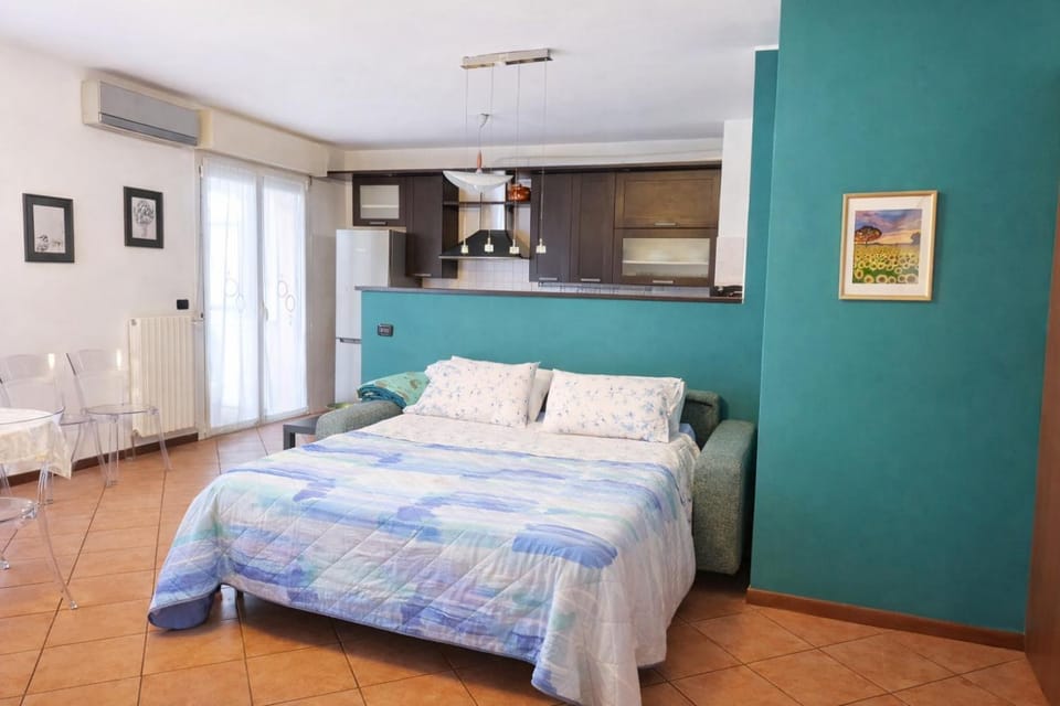 Bed, Living room, Photo of the whole room, Seating area