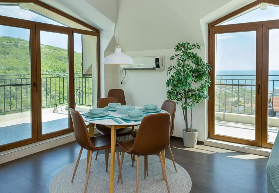 Natural landscape, View (from property/room), Balcony/Terrace, Living room, Seating area, Dining area, Sea view, air conditioner