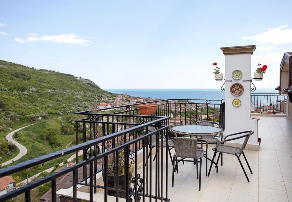 Natural landscape, View (from property/room), Balcony/Terrace, Balcony/Terrace, Dining area, Sea view