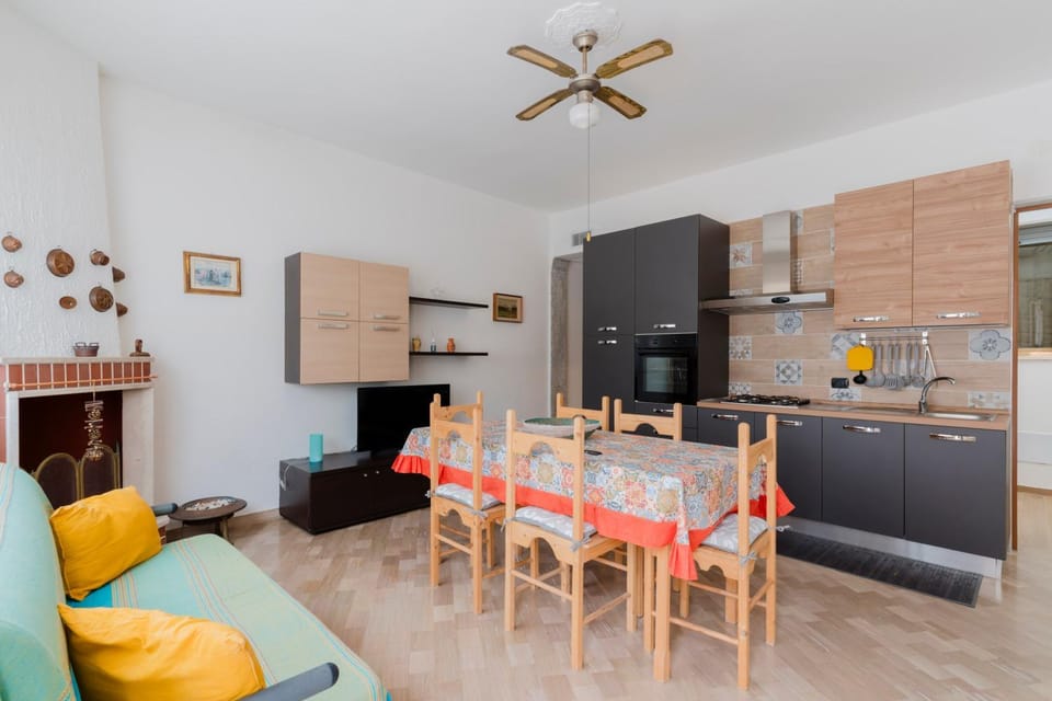 Kitchen or kitchenette, Dining area, oven
