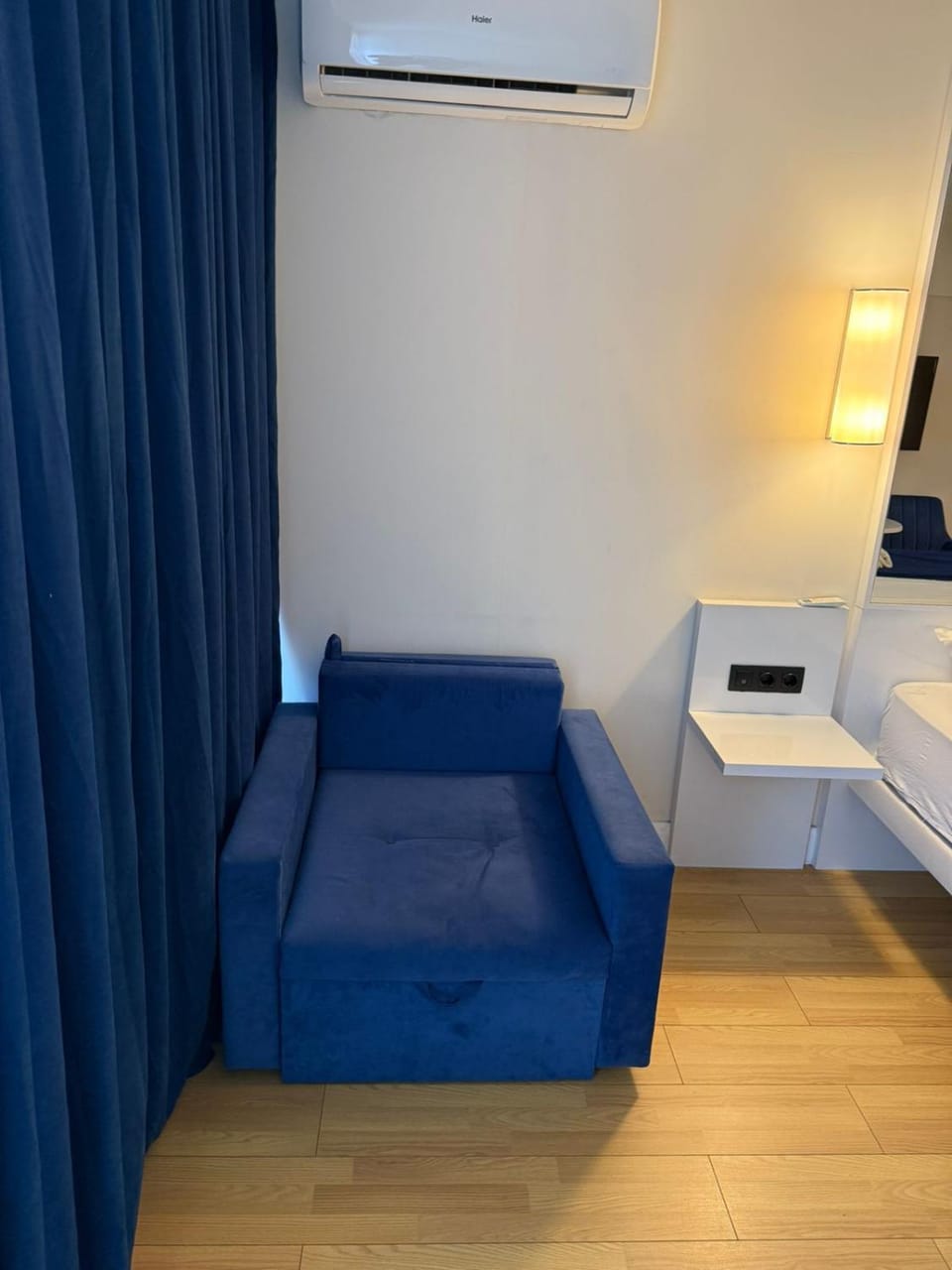 Bed, Living room, Photo of the whole room, Seating area, Bedroom, air conditioner
