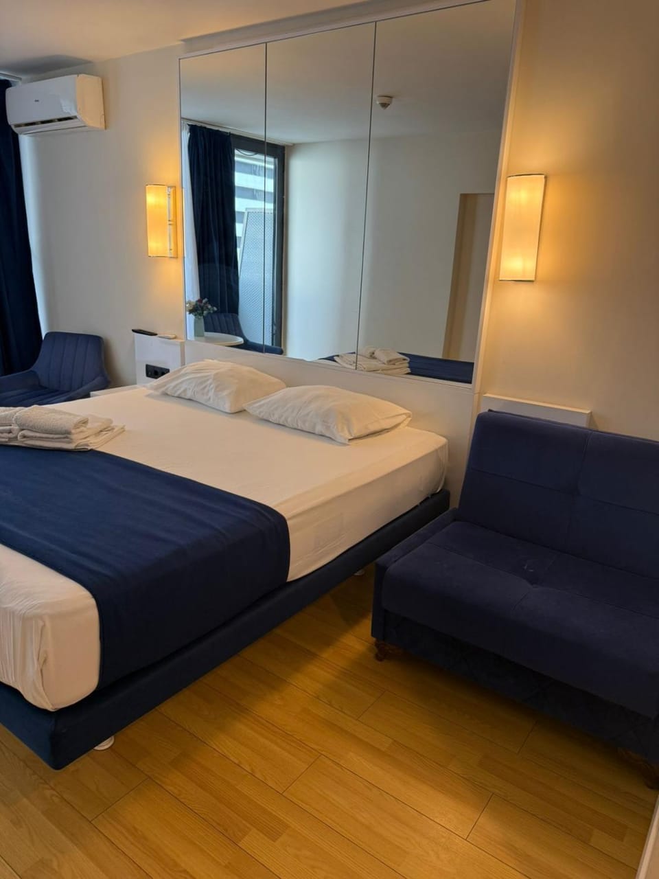 Bed, Living room, Photo of the whole room, Seating area, Bedroom, towels, air conditioner