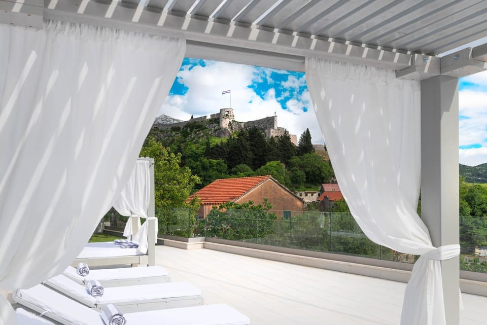 Natural landscape, Balcony/Terrace, Landmark view, sunbed