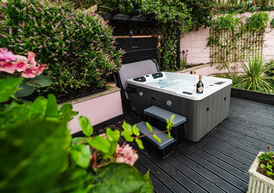 Day, Garden, Hot Tub, Garden view