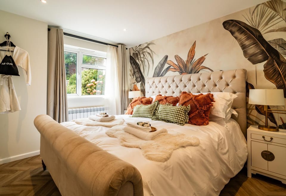 Bed, Photo of the whole room, Bedroom