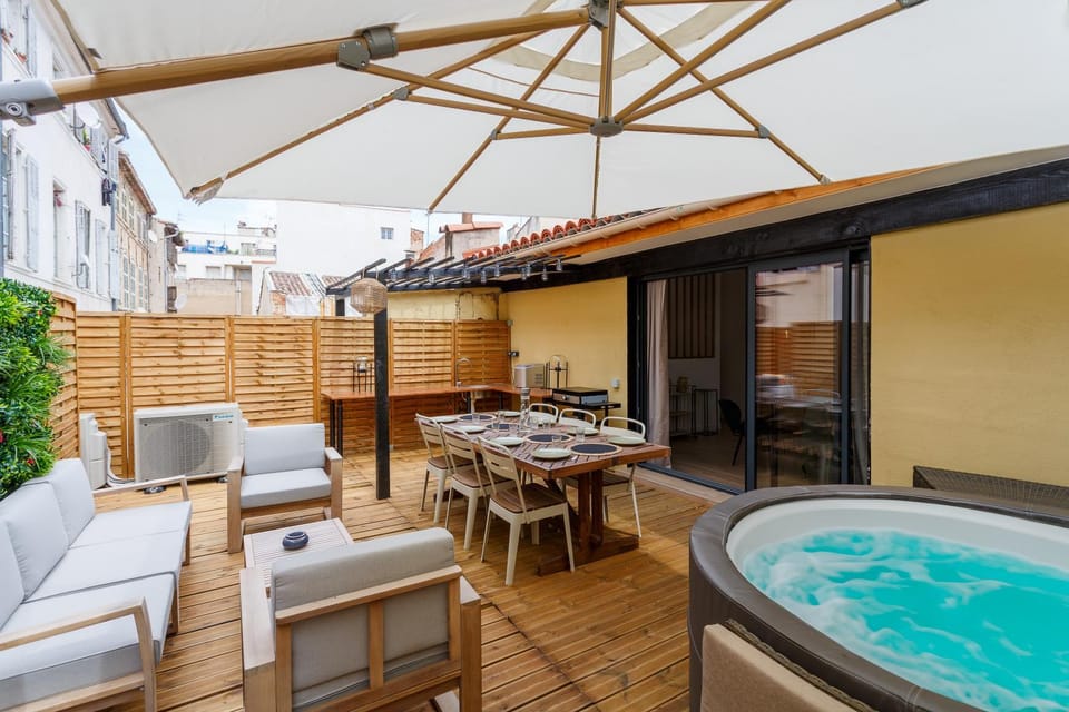 Patio, Day, Hot Tub, Dining area