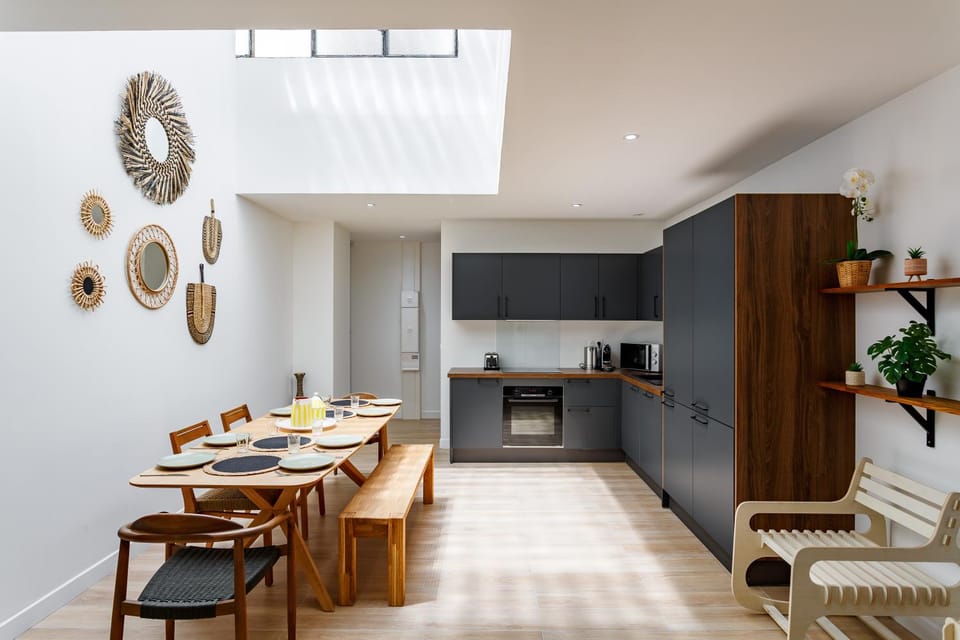 Kitchen or kitchenette, Dining area
