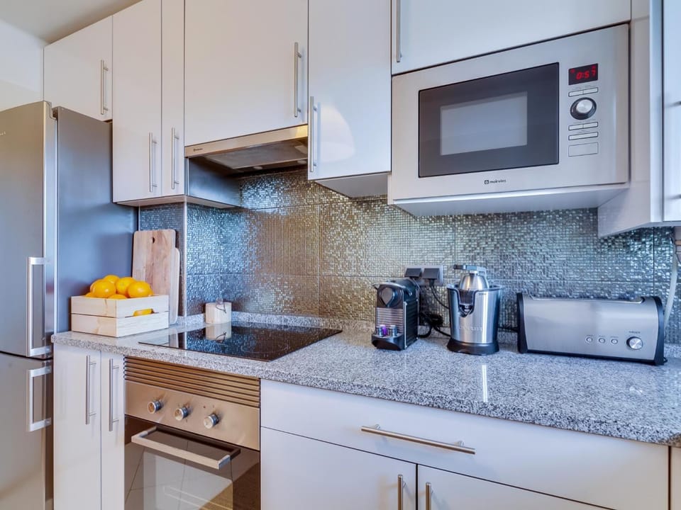 Coffee/tea facilities, Kitchen or kitchenette, oven, stove, toaster