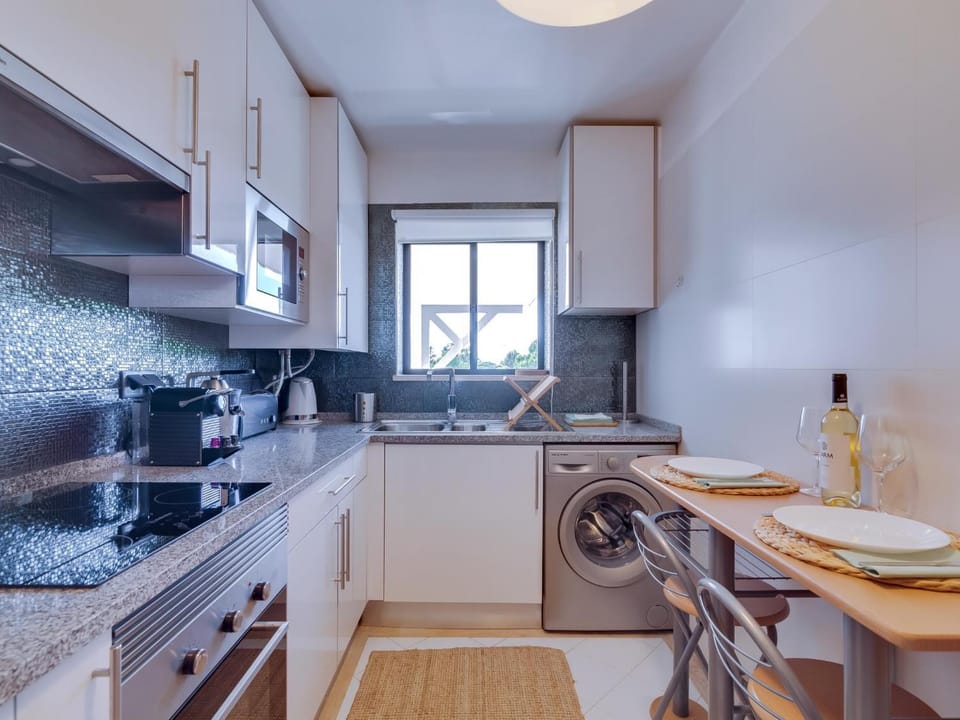Kitchen or kitchenette, Dining area, dishwasher, oven, stove, toaster, washing machine