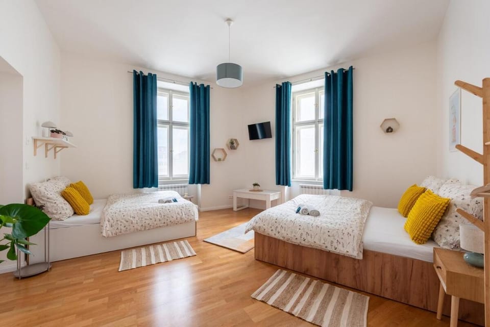 Bed, TV and multimedia, Photo of the whole room, Bedroom