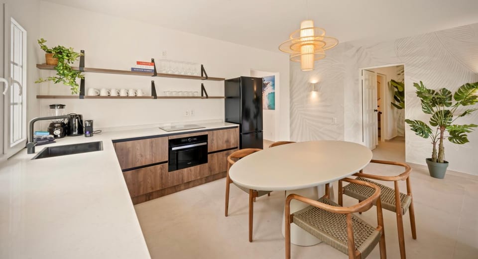 Kitchen or kitchenette, Dining area, oven, stove
