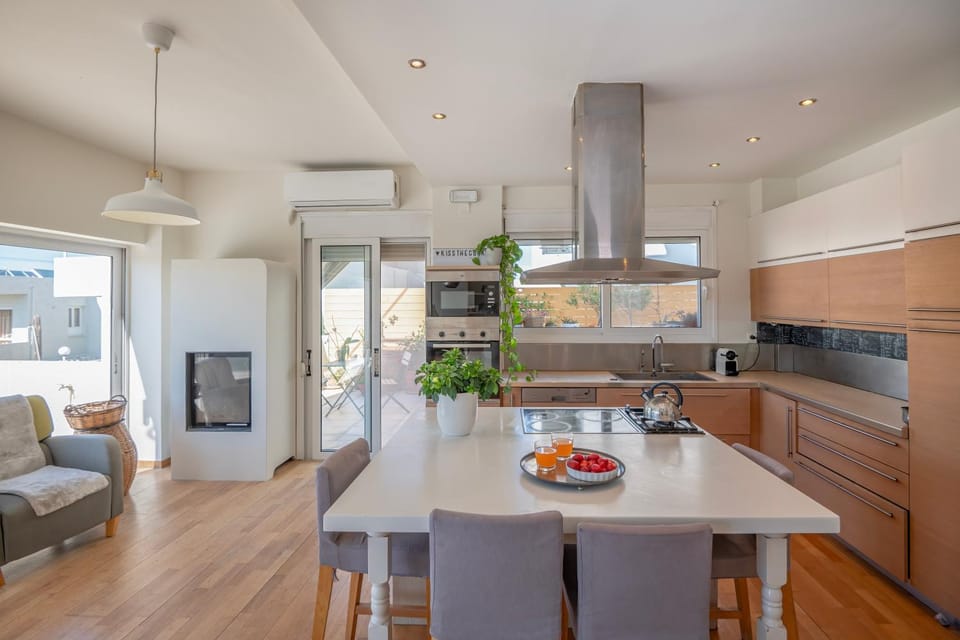 Kitchen or kitchenette, Dining area, dishwasher, oven, stove