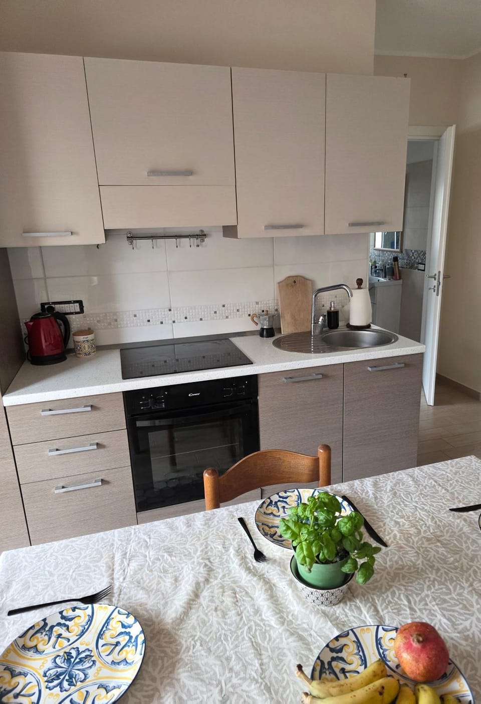 Coffee/tea facilities, Kitchen or kitchenette, Dining area, stove