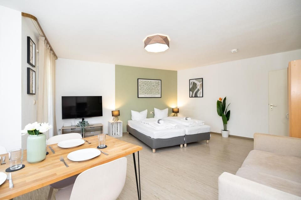 Bed, TV and multimedia, Living room, Photo of the whole room, Seating area, Dining area, Bedroom