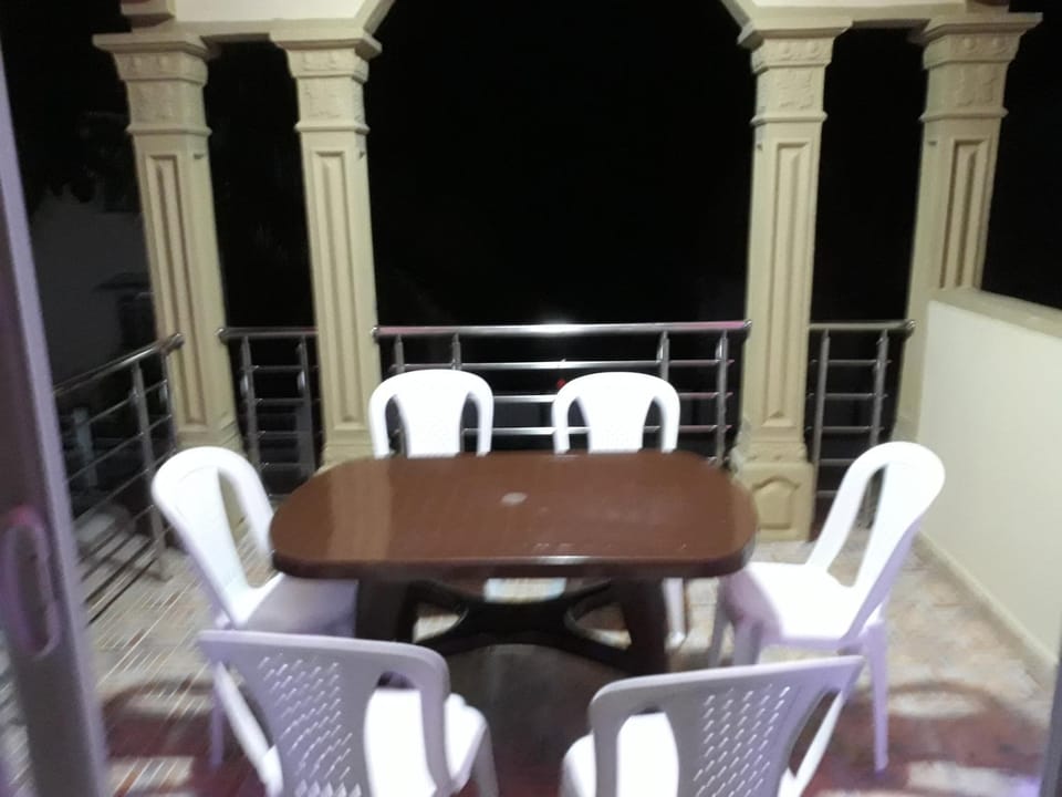 Rs villa 3 share apartment with private room 100mts to the beach and bus stop Vacation rental in Flic en Flac