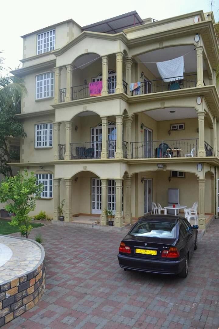 Rs villa 3 share apartment with private room 100mts to the beach and bus stop Vacation rental in Flic en Flac