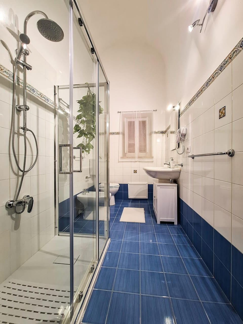 Shower, Toilet, towels
