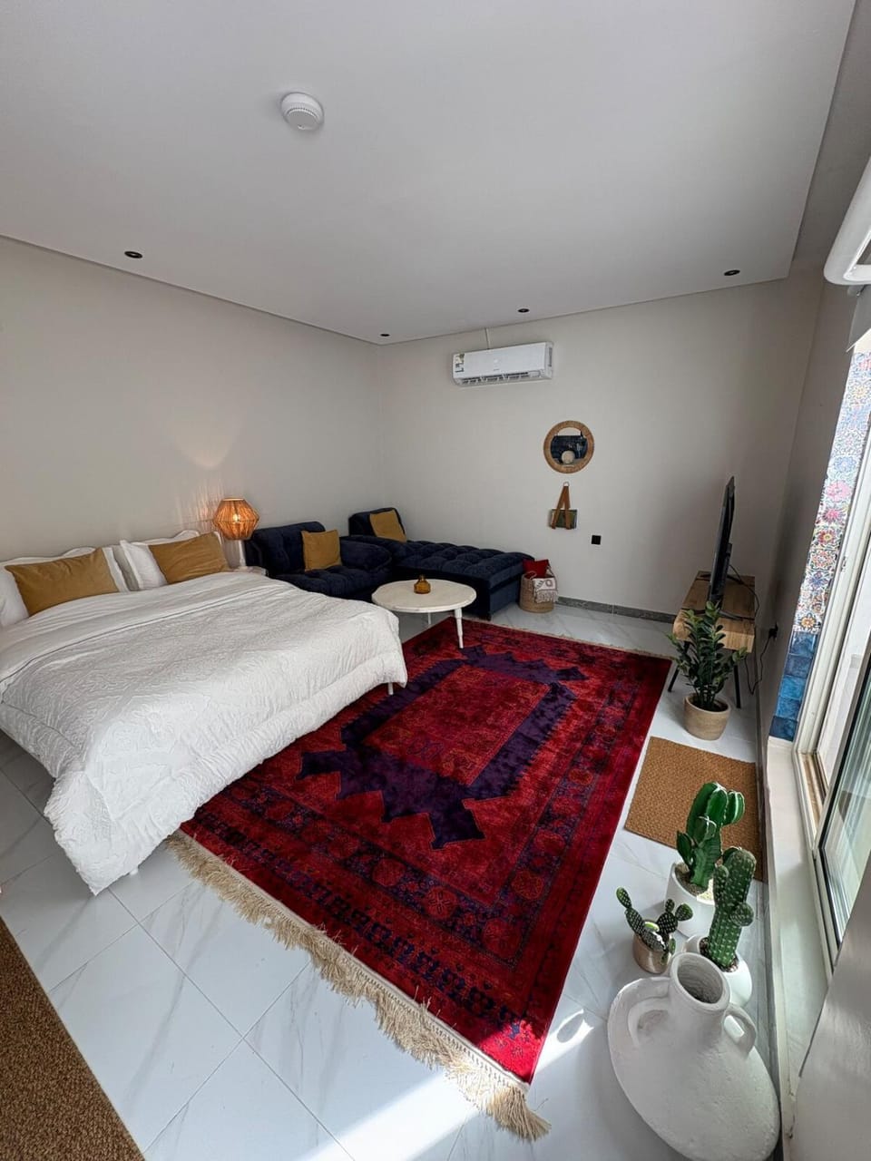 Bed, TV and multimedia, Living room, Photo of the whole room, air conditioner