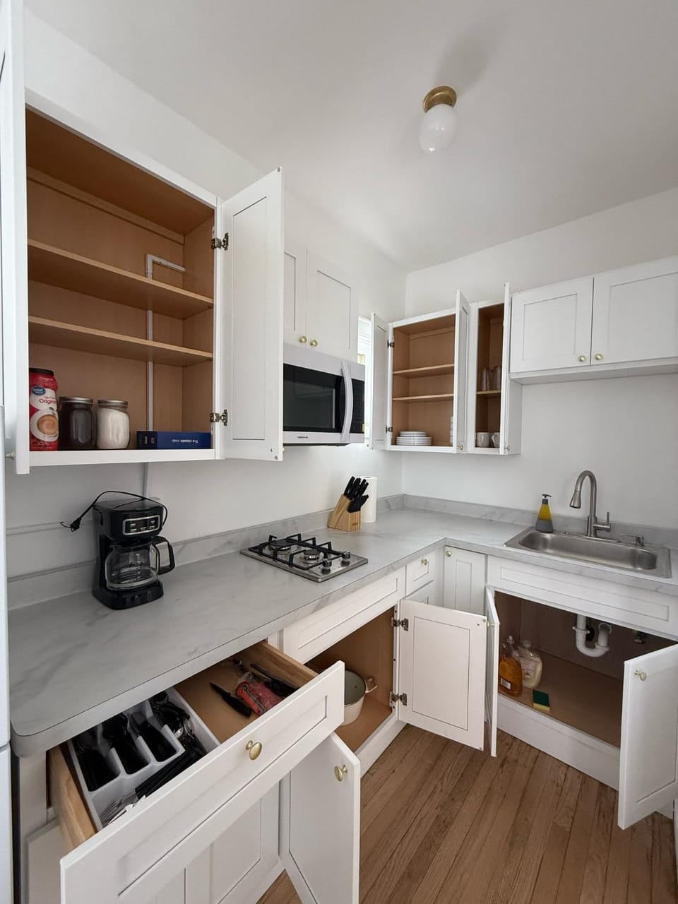 StylishDowntown Studio Queen Bed Full Kitchen Apartment in Brighton