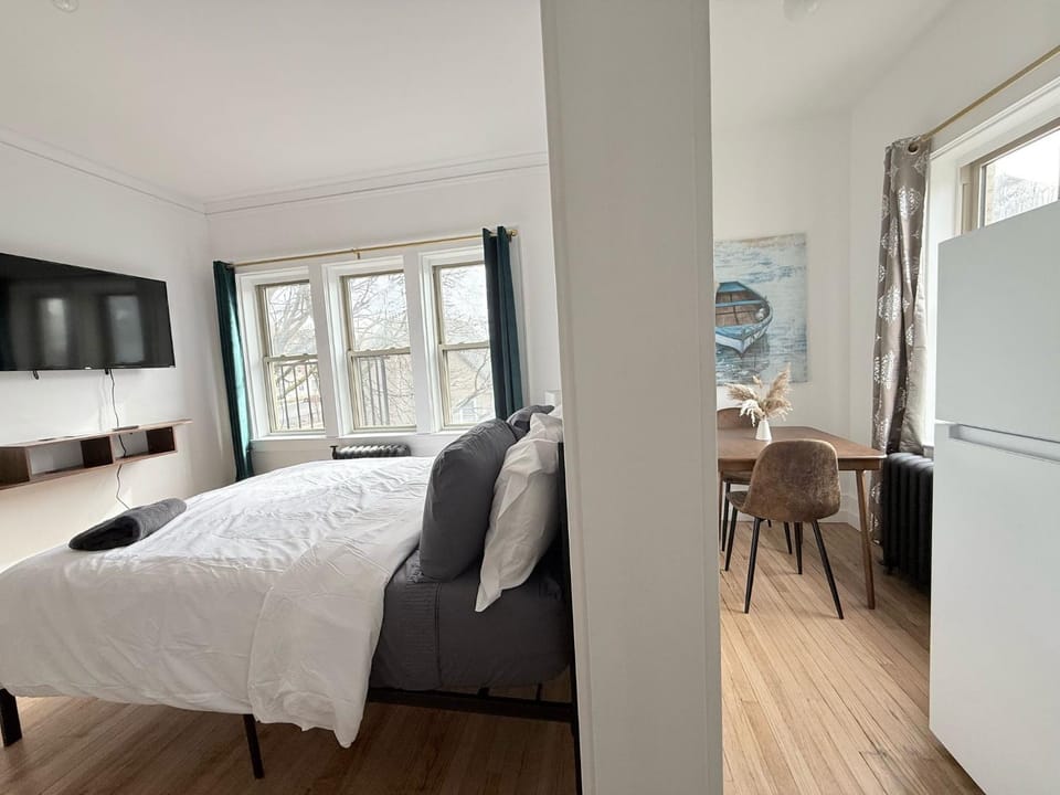StylishDowntown Studio Queen Bed Full Kitchen Apartment in Brighton
