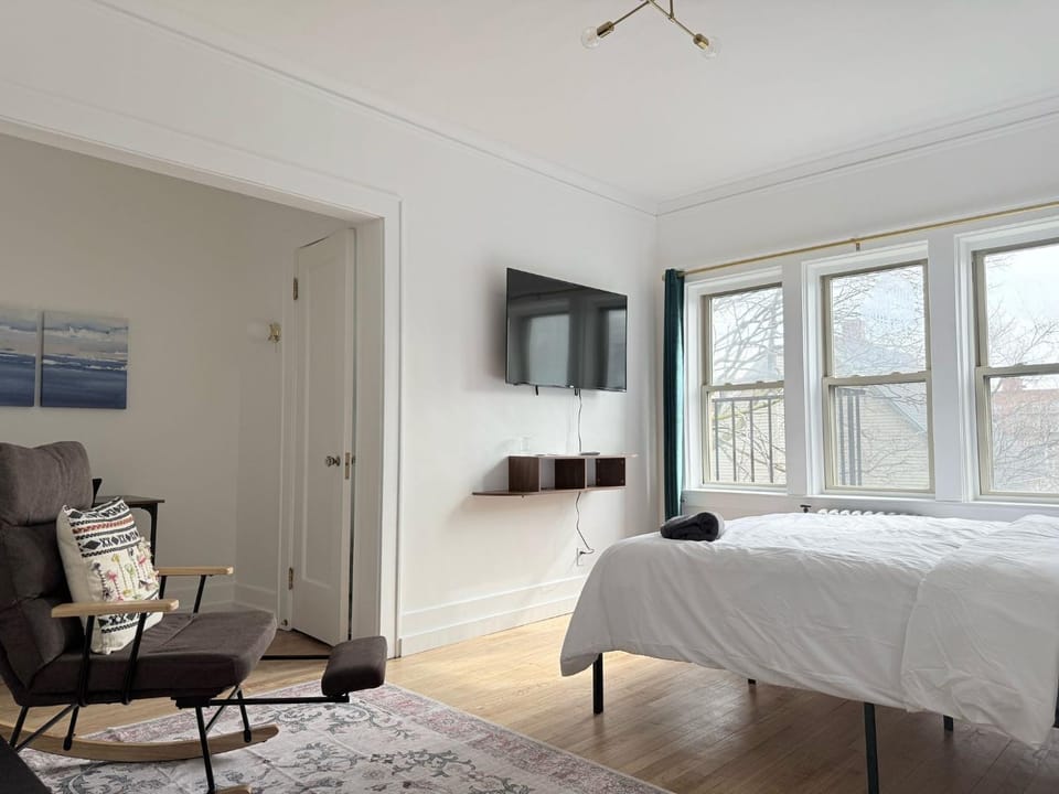 StylishDowntown Studio Queen Bed Full Kitchen Apartment in Brighton