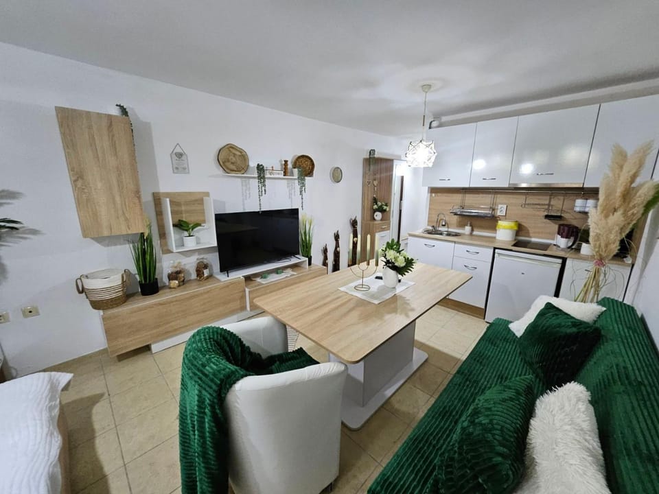 TV and multimedia, Kitchen or kitchenette, Living room