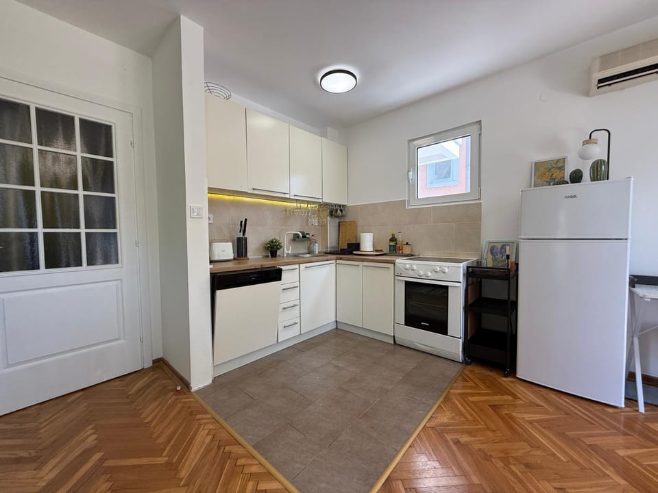 Forest Window 2 Petrovac Apartment in Budva Municipality