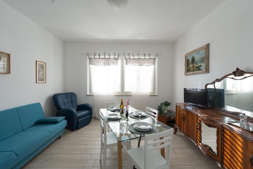 TV and multimedia, Kitchen or kitchenette, Living room, Dining area