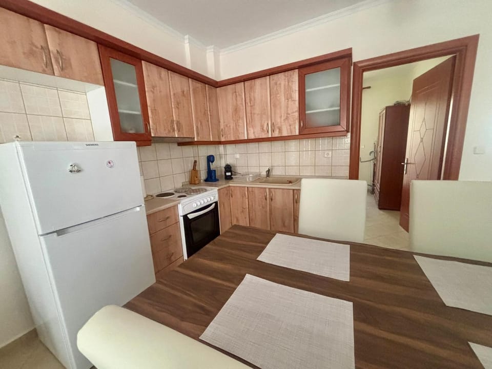 Kitchen or kitchenette, Dining area, oven, stove