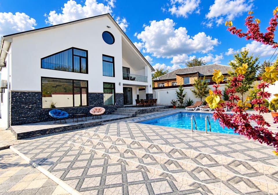 Property building, Patio, Day, Pool view, Swimming pool, sunbed
