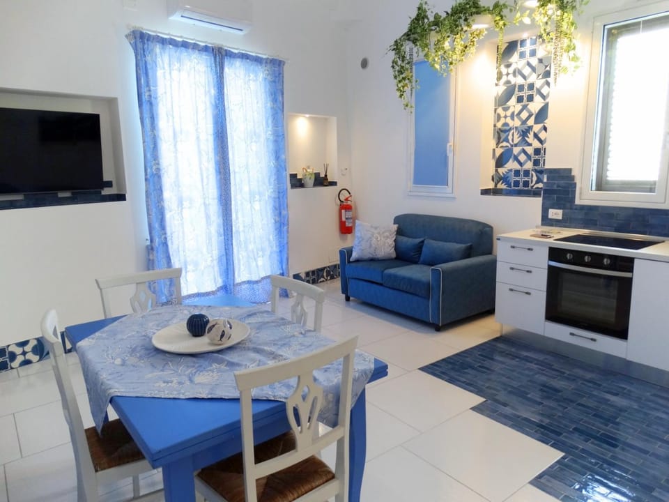 TV and multimedia, Kitchen or kitchenette, Living room, Seating area, Dining area, oven, stove