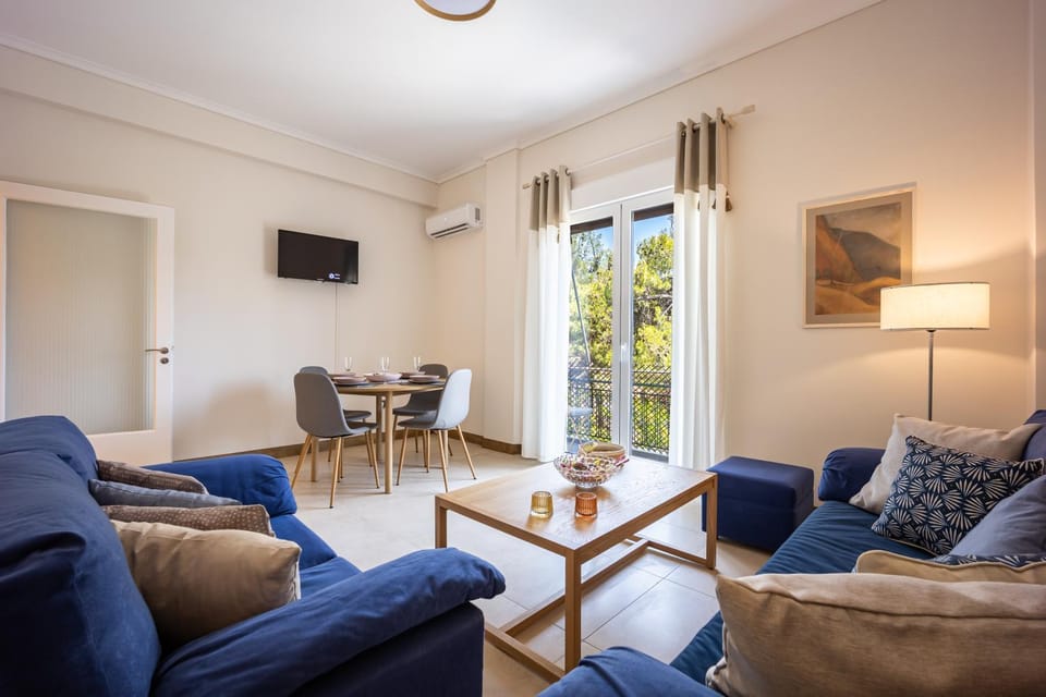 TV and multimedia, Living room, Seating area, Dining area