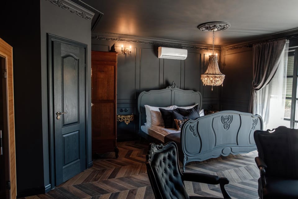 Photo of the whole room, Bedroom