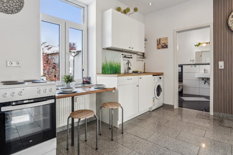 Kitchen or kitchenette, Dining area, oven, stove