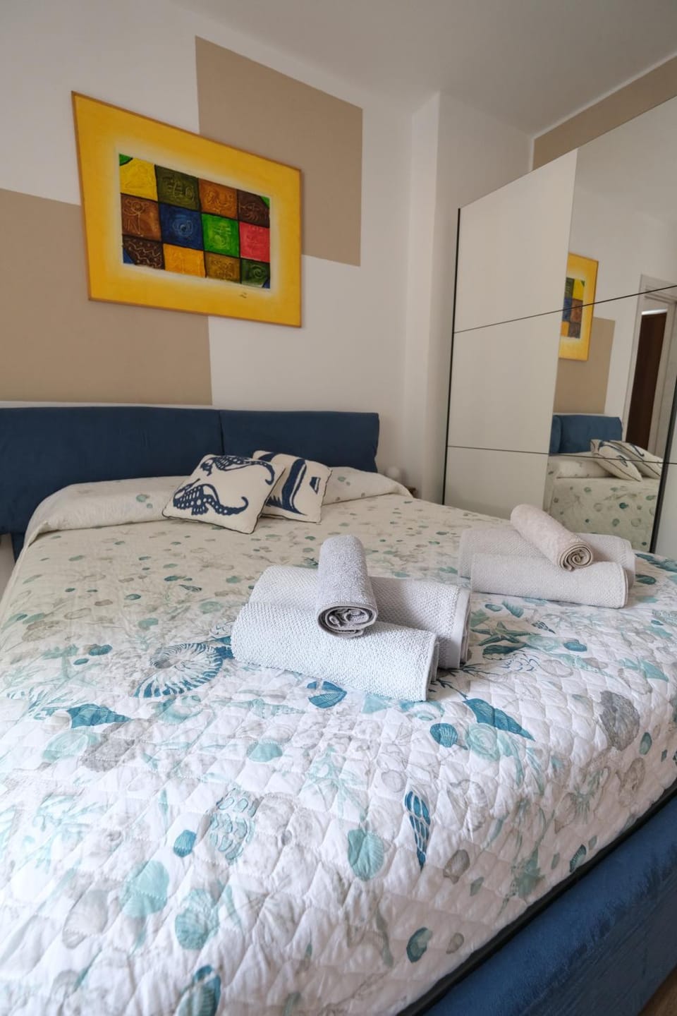 Bed, Photo of the whole room, Bedroom, towels