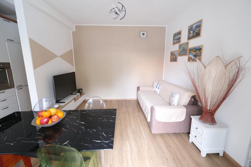 TV and multimedia, Kitchen or kitchenette, Living room, Seating area, Dining area