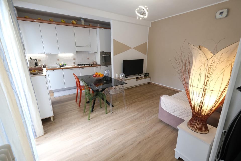 TV and multimedia, Kitchen or kitchenette, Living room, Dining area, stove