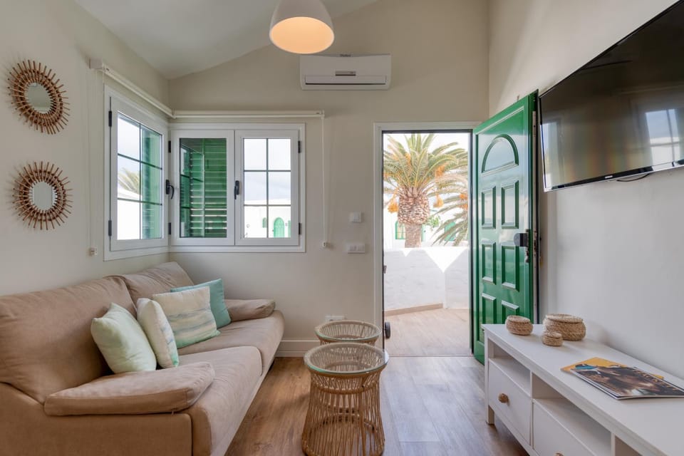 TV and multimedia, Living room, Other, Seating area, air conditioner