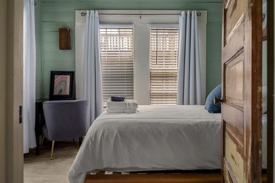Hot Tubs - DT Duplex - Two Blocks off Forsyth Park House in Savannah
