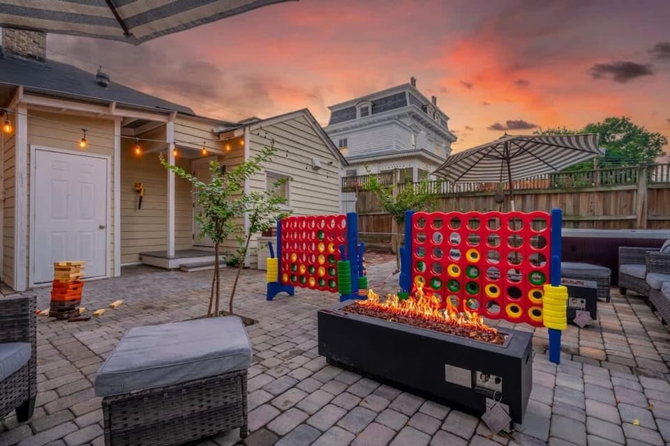 Hot Tubs - DT Duplex - Two Blocks off Forsyth Park House in Savannah