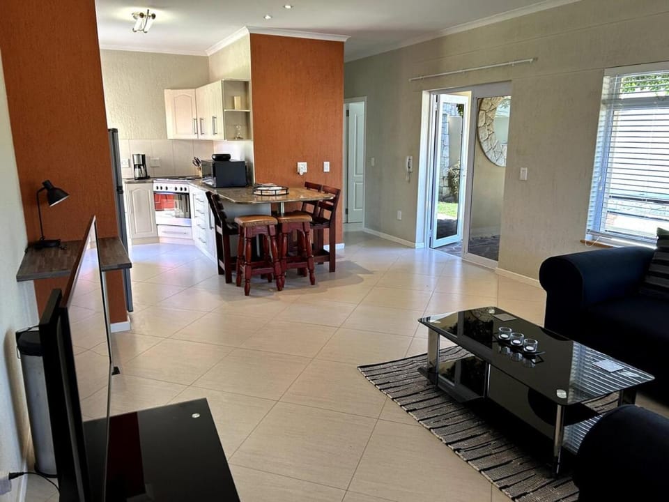 TV and multimedia, Kitchen or kitchenette, Living room, Seating area, Dining area, minibar, oven, stove