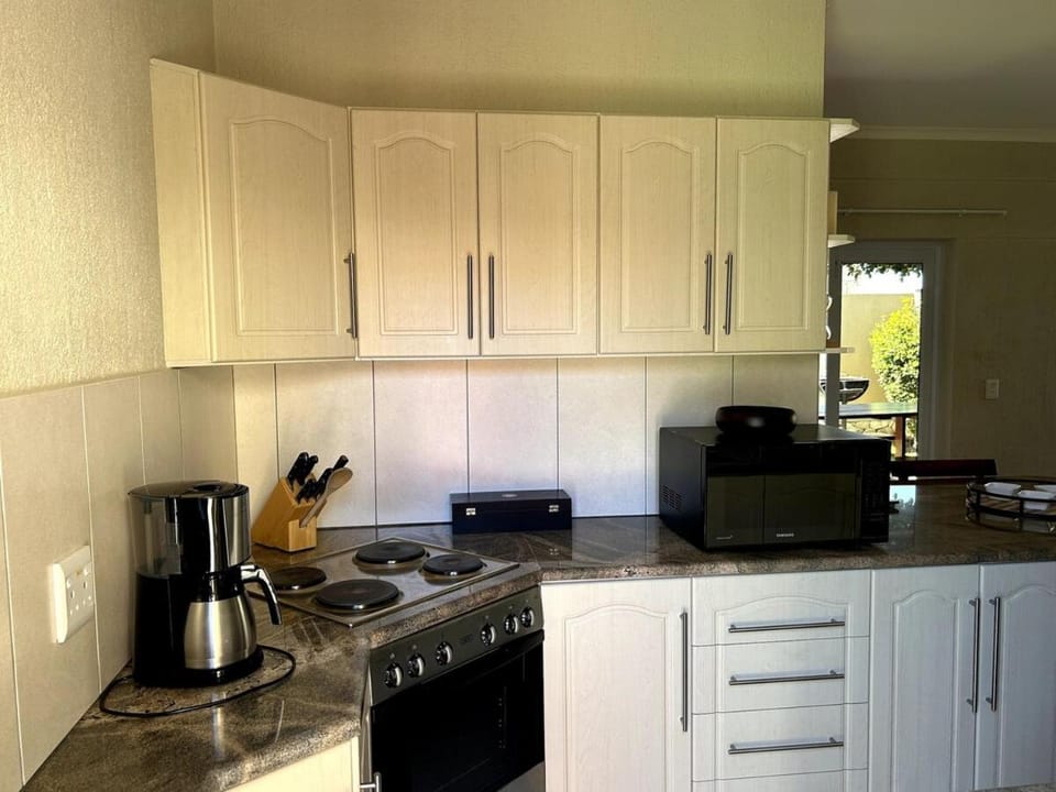 Coffee/tea facilities, Kitchen or kitchenette, dishwasher, minibar, stove, toaster