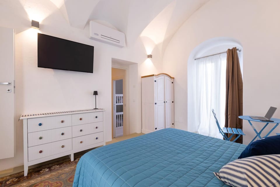 Bed, TV and multimedia, Photo of the whole room, Bedroom, wardrobe, air conditioner